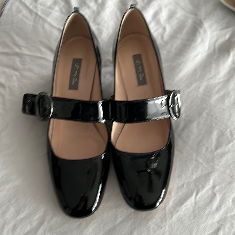 They are like new black pumps.